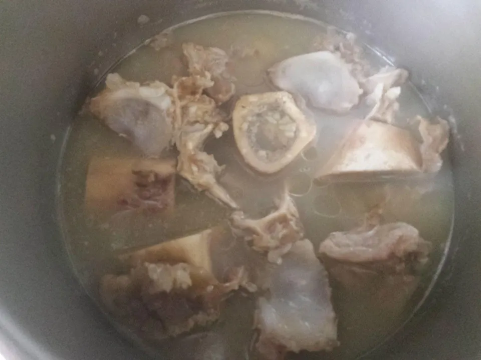 Os à moelle et morceaux de viande qui mijotent dans une marmite de bouillon
